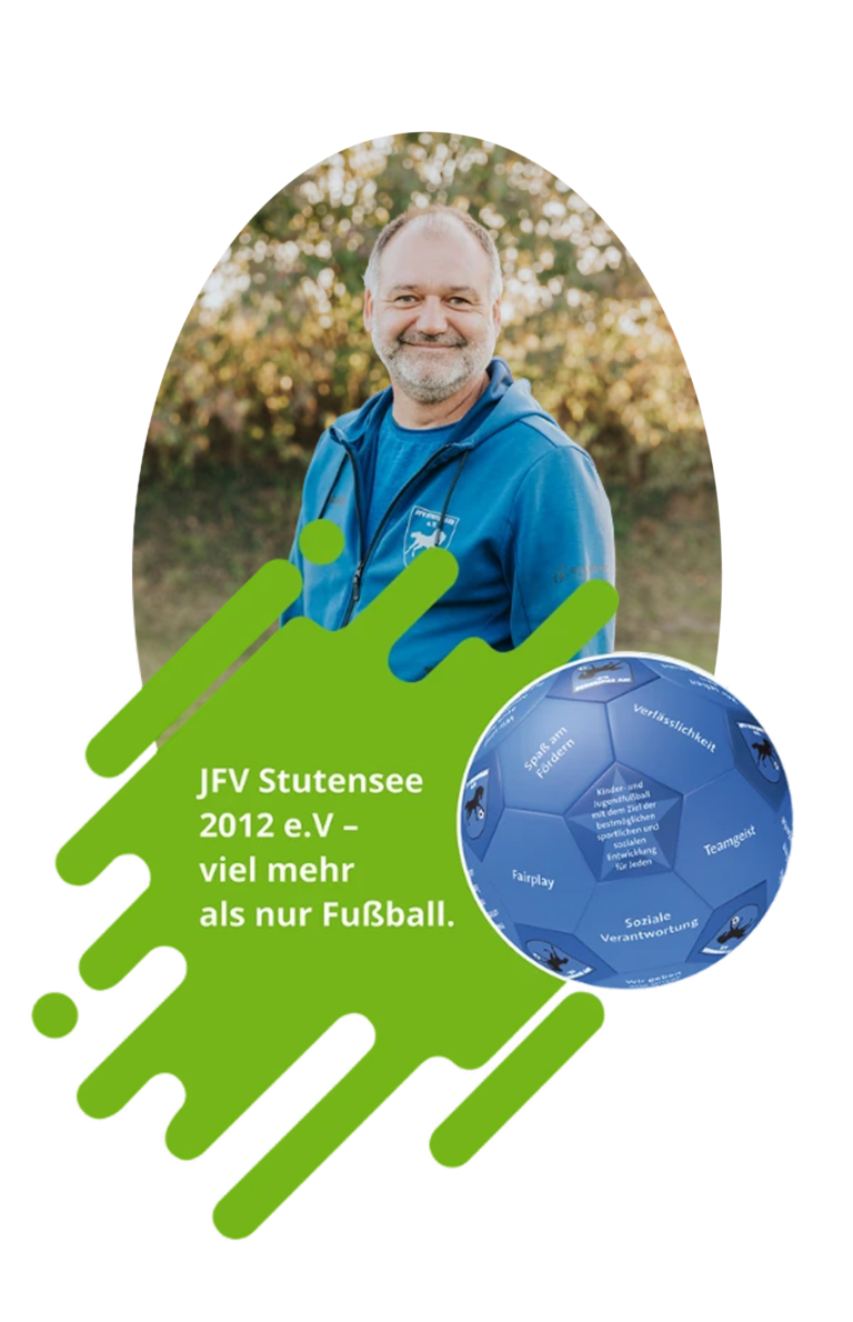 Ein Mann in einem blauen Kapuzenpullover steht lächelnd vor einer grünen Wiese. Neben ihm ist ein blauer Fußball mit deutschen Worten und dem grünen Text „JFV Stutensee 2012 e.V. – viel mehr als nur Fußball“ auf einem grünen Farbklecks abgebildet.