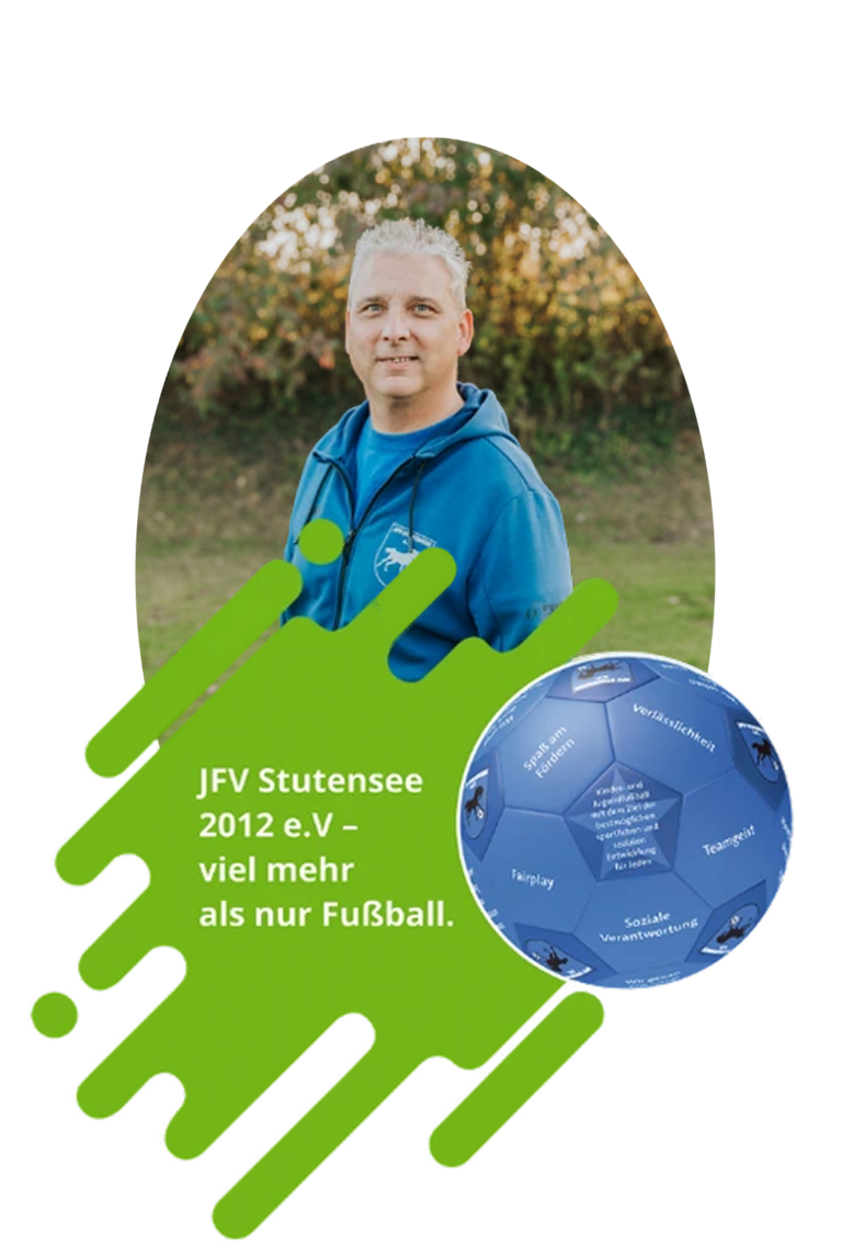 Eine Person in einem blauen Kapuzenpullover steht im Freien. Im Vordergrund ist ein grünes Splash-Design mit dem Text „JFV Stutensee 2012 e.V. – viel mehr als nur Fußball“ zu sehen. Ein Fußball mit verschiedenen Wertungen ist teilweise zu sehen.